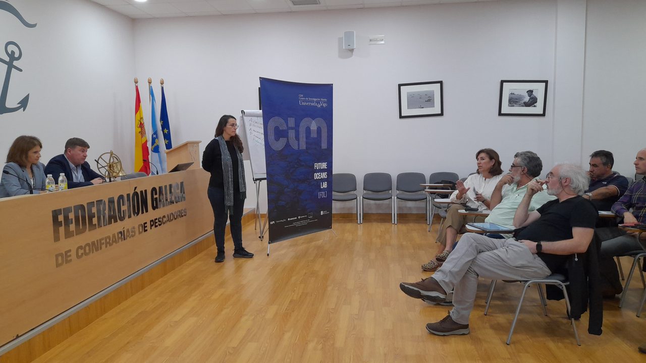 Persoal do CIM presenta un índice para medir a sostibilidade da pesca do ourizo de mar